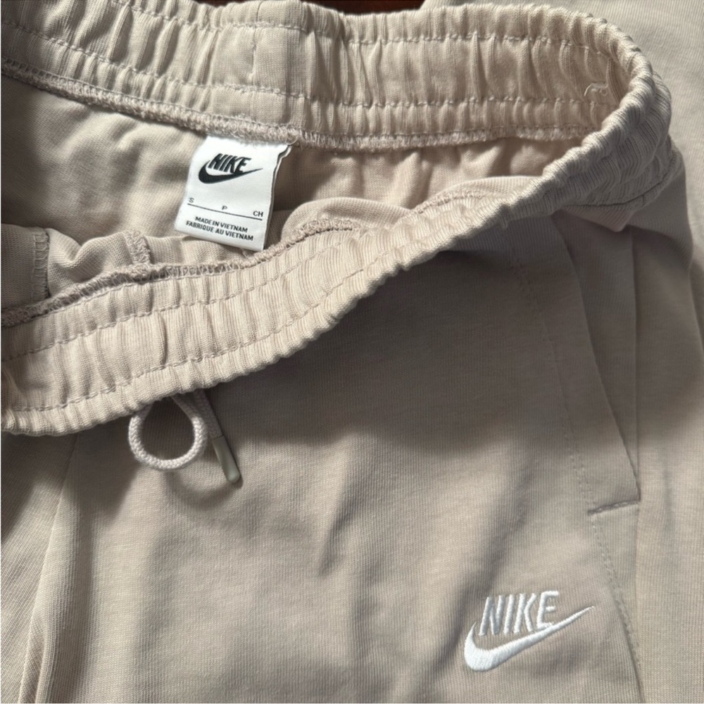NWOT NIKE Women's Joggers / Sweatpants